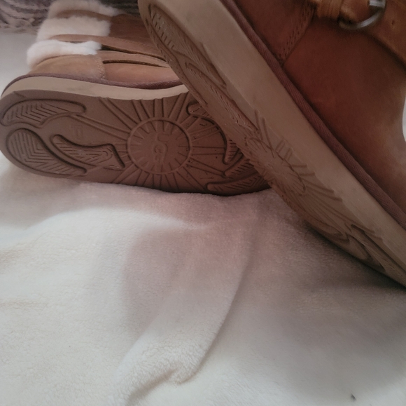 Ugg Beckley in chestnut color. Size 7 - Picture 2 of 9